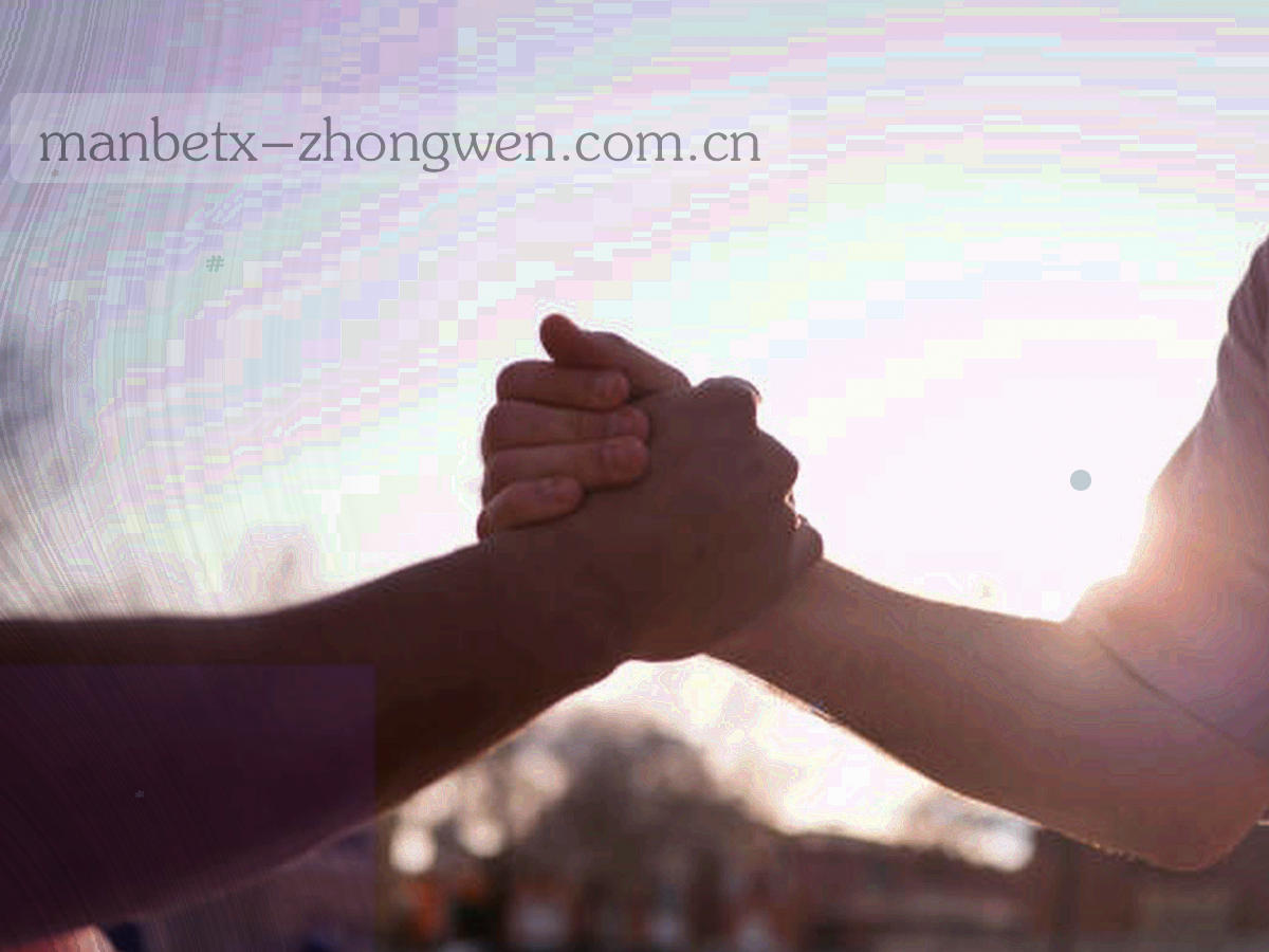 俯视视角的球场白色线条与夜间灯光光斑，上面叠加细密的等距数据网格